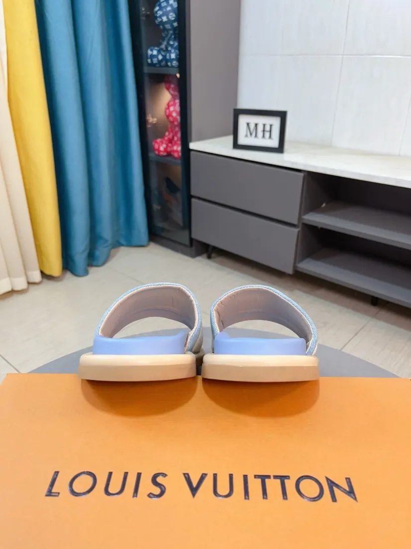Ex-factory price 360🌹🌹 (lv-Louis Vuitton) New men's slippers, high-end boutique, exquisite embossed logo decoration on the upper, fine workmanship, super soft soles, casual, loose and comfortable, a must-have in summer! \nsize：38-44